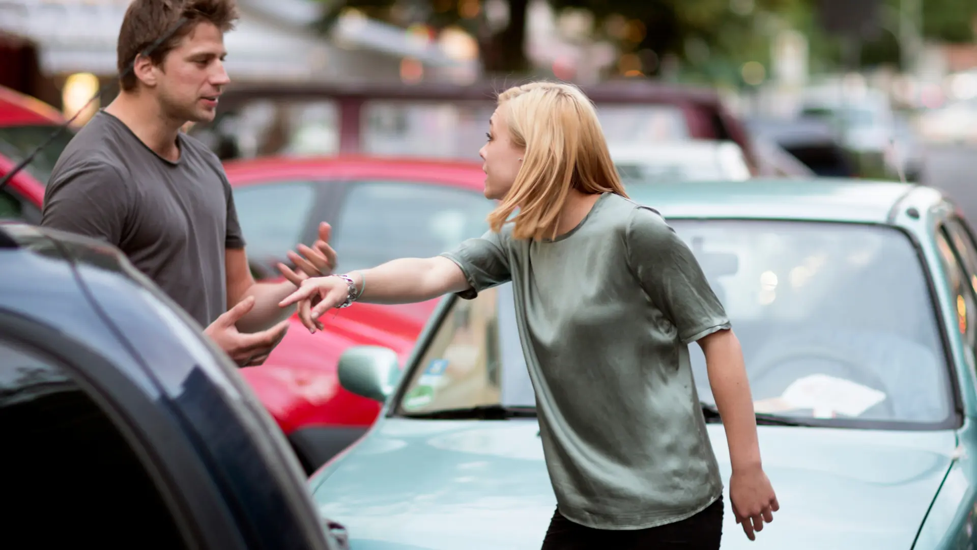 A plaintiff is arguing with the defendant who made motor vehicle accident